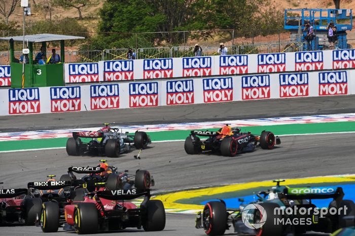 Max Verstappen, Red Bull Racing RB18, choca con Lewis Hamilton, Mercedes W13