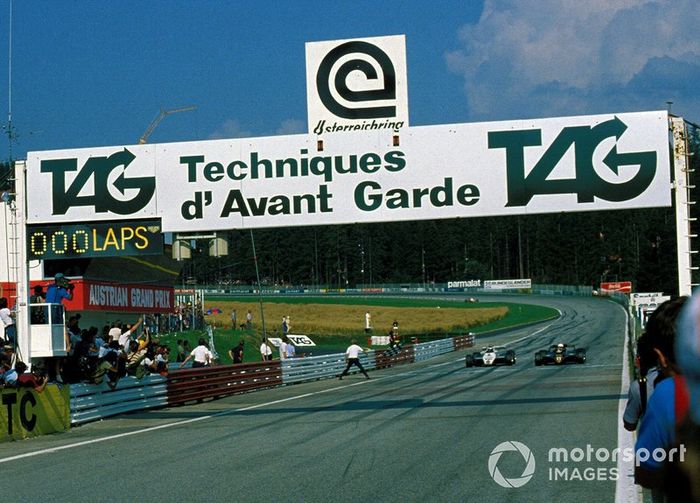Elio de Angelis, Lotus Cosworth 91 y Keke Rosberg, Williams Cosworth FW08 aceleran por la línea de meta lado a lado