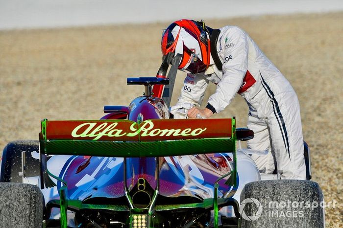 Kimi Raikkonen sale del Alfa Romeo Racing C38