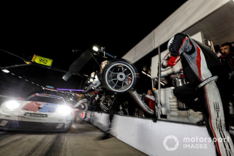 #912 Porsche GT Team Porsche 911 RSR, GTLM: Mathieu Jaminet, Earl Bamber, Laurens Vanthoor, pit stop