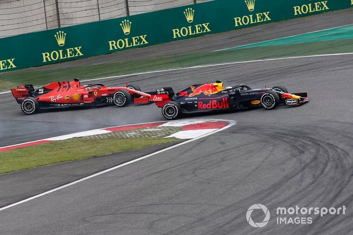 Sebastian Vettel, Ferrari SF90 lucha con Max Verstappen, Red Bull Racing RB15