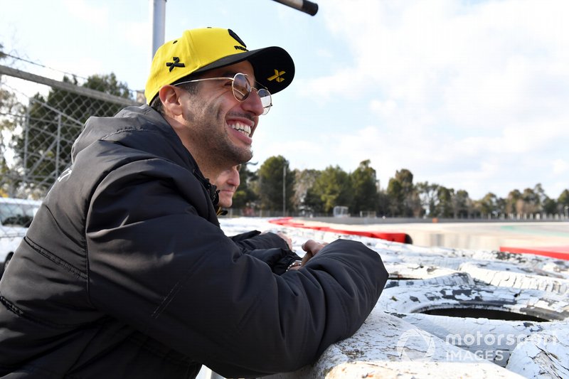 Daniel Ricciardo, Renault F1 Team e Alain Prost, consigliere speciale Renault F1 Team, guardano l'azione da bordo pista