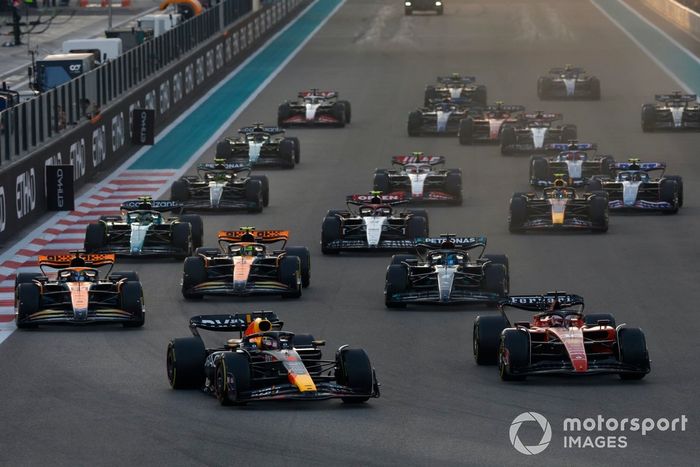 Max Verstappen, Red Bull Racing RB19, Charles Leclerc, Ferrari SF-23, Oscar Piastri, McLaren MCL60, Lando Norris, McLaren MCL60, George Russell, Mercedes F1 W14, el resto de la parrilla en la salida.