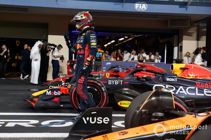 Il poleman Max Verstappen, Red Bull Racing, arriva al Parco delle Ferme