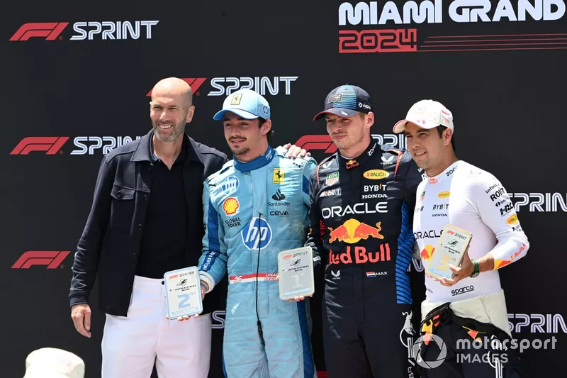 Max Verstappen, vainqueur du sprint, Red Bull Racing, Charles Leclerc, Scuderia Ferrari, Sergio Perez, Red Bull Racing, Zinedine Zidane, manager de football, au Parc Ferme. 