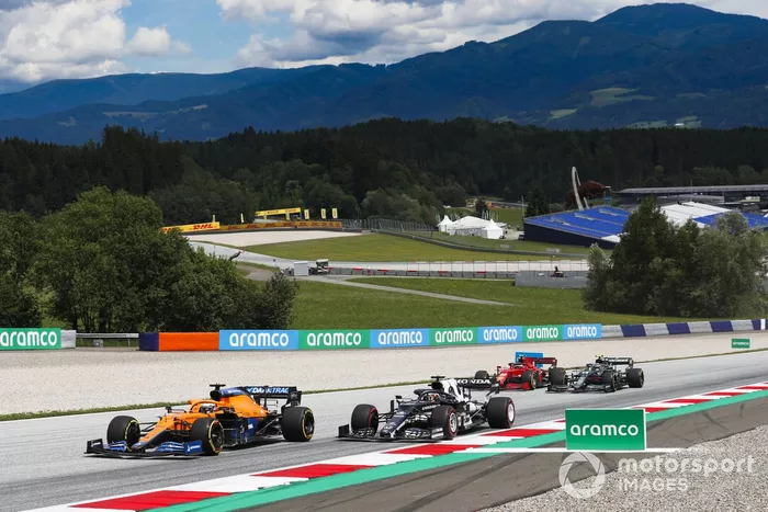 Daniel Ricciardo, McLaren MCL35M, Yuki Tsunoda, AlphaTauri AT02, Carlos Sainz Jr., Ferrari SF21, y Sebastian Vettel, Aston Martin AMR21