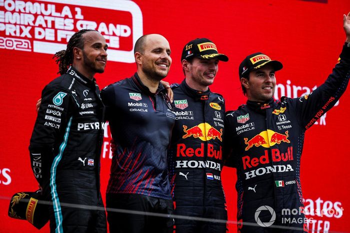 Podio: segundo lugar Lewis Hamilton, Mercedes, Gianpiero Lambiase, ingeniero de carrera de Red Bull Racing, ganador Max Verstappen, Red Bull Racing, tercer lugar Sergio Pérez, Red Bull Racing