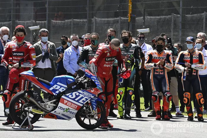 Los pilotos hacen un minuto de silencio para recordar a Jason Dupasquier