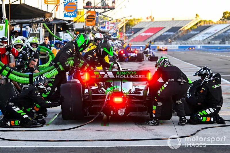 Conor Daly, Juncos Hollinger Racing Chevrolet pit stop