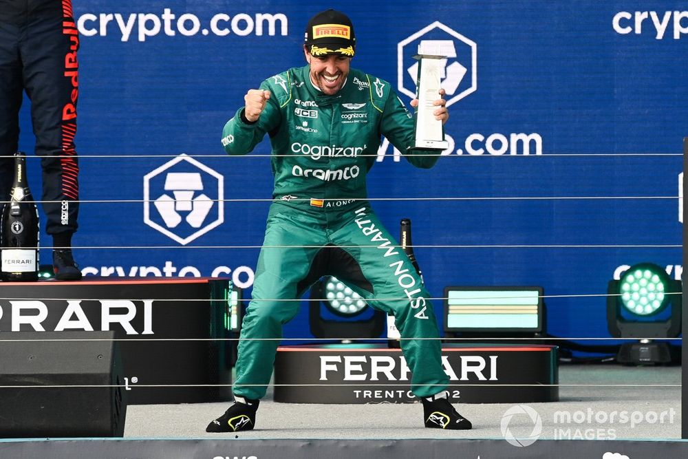 Fernando Alonso, Aston Martin F1 Team, 3ª posición, con su trofeo en el podio