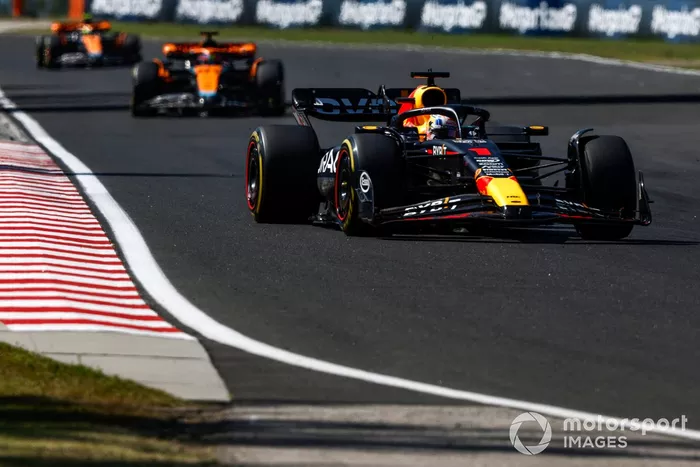 Max Verstappen, Red Bull Racing RB19, Oscar Piastri, McLaren MCL60