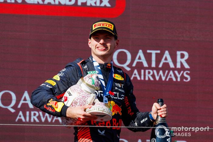 Max Verstappen, Red Bull Racing, 1ª posición, sostiene su trofeo roto