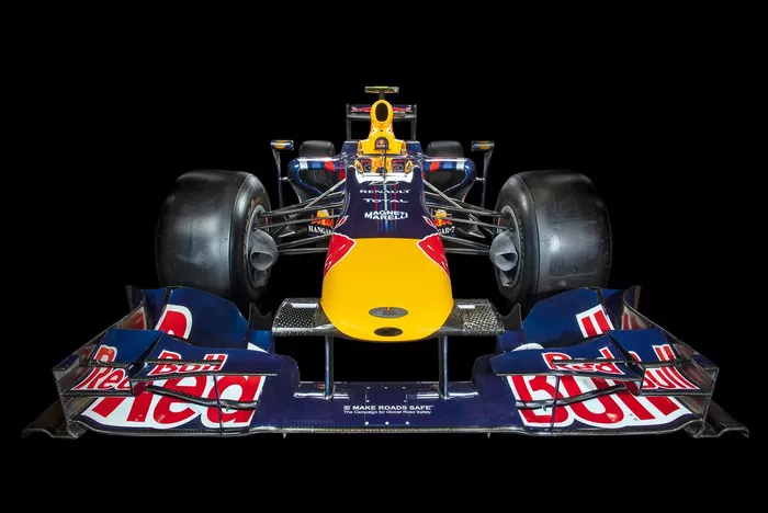 10位：レッドブルRB5（2009年）：
レッドブルが初勝利を挙げたマシン。ブラウンGPと激しいタイトル争いを繰り広げ、それまでとは勢力図を一変させることになった。
この年はKERSが導入された初年度。しかし非メーカー系チームであるレッドブルは、KERSを搭載することはなかった。
当初は細いノーズだったが、シーズン中盤からは太いノーズに変更されその印象がガラリと変わった。また、ブラウンGPやトヨタが使っていたダブルディフューザーも採用し、戦闘力が向上。セバスチャン・ベッテルが4勝、マーク・ウェーバーが2勝
