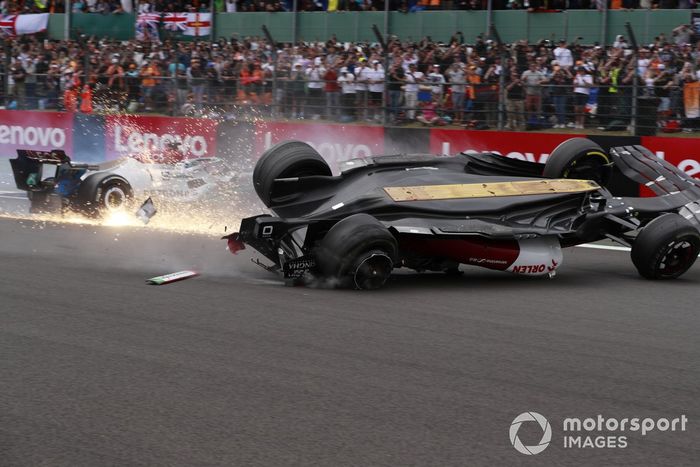 Zhou Guanyu, Alfa Romeo C42 se estrella en la arrancada