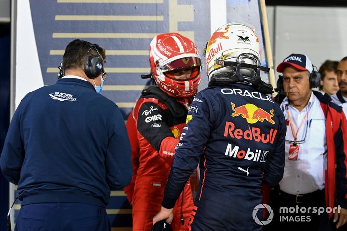 El hombre de la pole, Charles Leclerc, de Ferrari, es felicitado por Max Verstappen, de Red Bull Racing, en el Parc Ferme