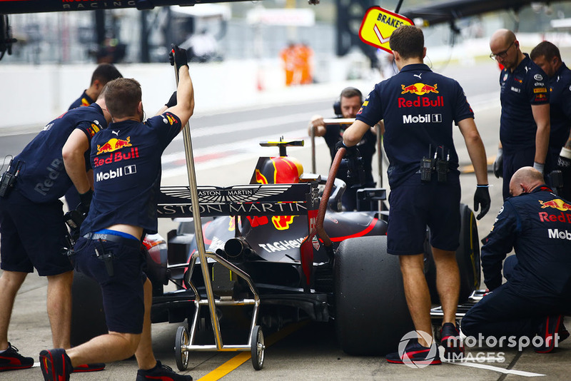 Инженеры Red Bull Racing и автомобиль RB14 Макса Ферстаппена