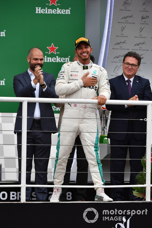 Lewis Hamilton, Mercedes AMG F1, festeggia sul podio