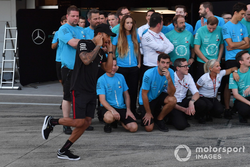 Lewis Hamilton, Mercedes AMG F1, festeggia con il team