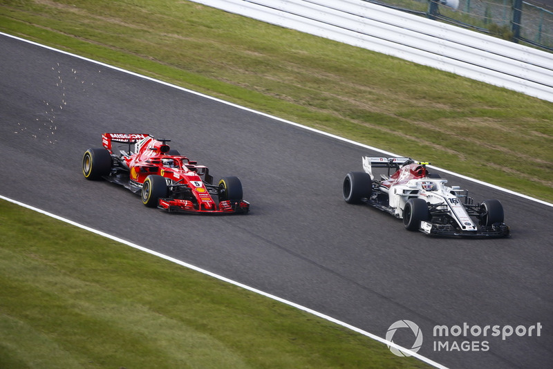 Sebastian Vettel, Ferrari SF71H, supera Charles Leclerc, Sauber C37