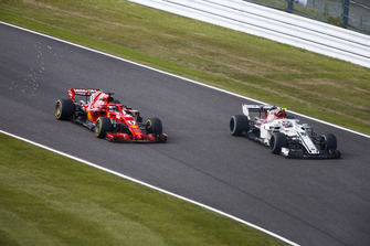 Sebastian Vettel, Ferrari SF71H, passeert Charles Leclerc, Sauber C37