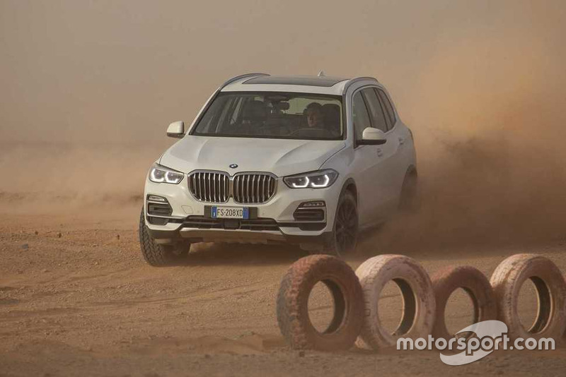 BMW X5 sur le circuit de Monza recréé dans le désert