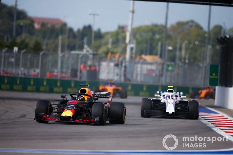 Daniel Ricciardo, Red Bull Racing RB14, precede Charles Leclerc, Sauber C37
