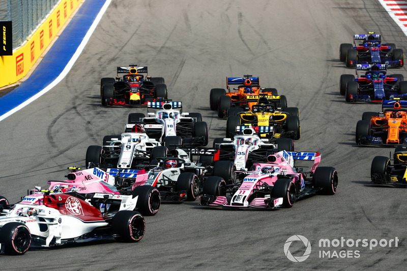 Charles Leclerc, Sauber C37, precede Esteban Ocon, Racing Point Force India VJM11, Romain Grosjean, Haas F1 Team VF-18, Sergio Perez, Racing Point Force India VJM11, Marcus Ericsson, Sauber C37, e il resto del gruppo, alla partenza