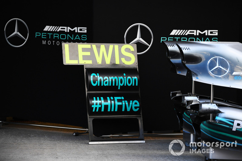 Привітання Льюіса Хемілтона, Mercedes AMG F1, з п'ятим титулом чемпіона світу
