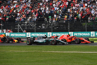 Lewis Hamilton, Mercedes-AMG F1 W09 EQ Power+ lotta con Kimi Raikkonen, Ferrari SF71H