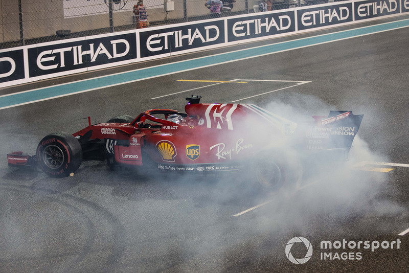 Sebastian Vettel, Ferrari SF71H, esegue dei donut alla fine della gara