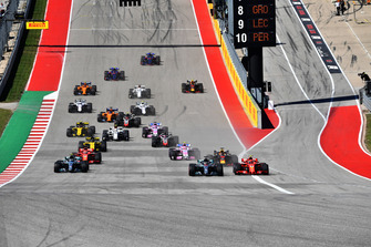 Lewis Hamilton, Mercedes-AMG F1 W09 en Kimi Raikkonen, Ferrari SF71H bij de start van de race