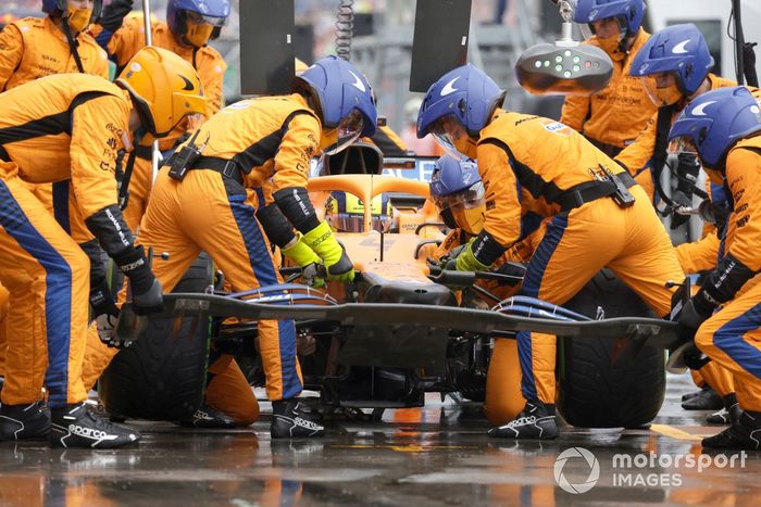 Lando Norris, McLaren MCL35M, cambia su alerón delantero en boxes