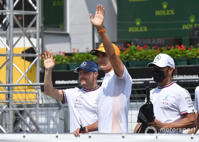 Valtteri Bottas, Mercedes Lando Norris, McLaren Lewis Hamilton, Mercedes en el desfile de pilotos