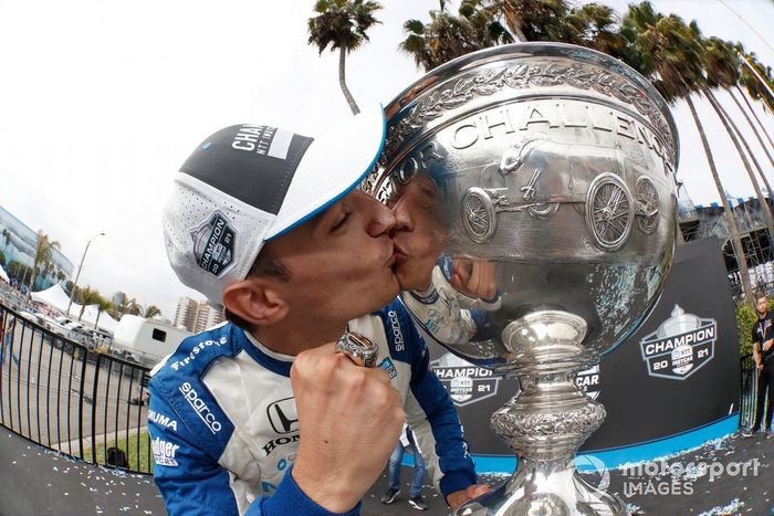 Alex Palou, Chip Ganassi Racing Honda, besa el trofeo