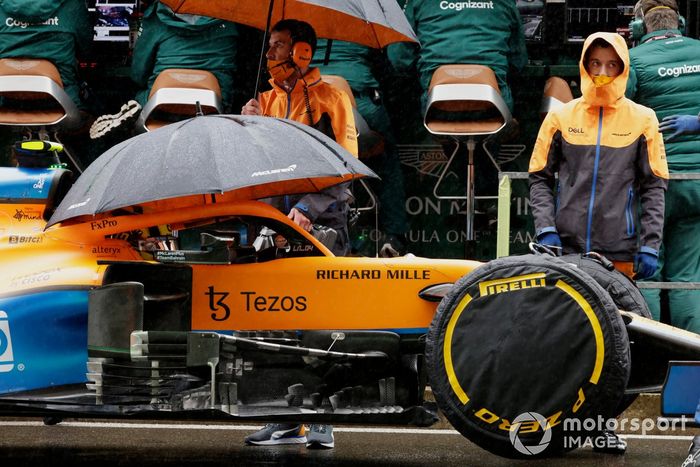 Lando Norris, McLaren MCL35M, en pit lane