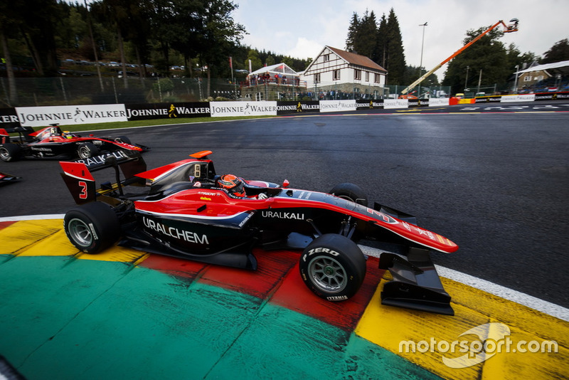 Callum Ilott a perdu du terrain après une touchette avec Nikita Mazepin