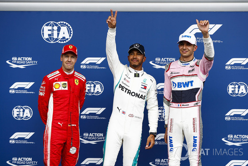 Sebastian Vettel, Ferrari, con Esteban Ocon, Racing Point Force India VJM1, y Lewis Hamilton, Mercedes AMG F1