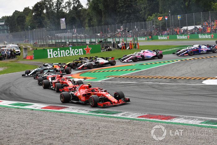 Kimi Raikkonen, Ferrari SF71H, Sebastian Vettel, Ferrari SF71H y Lewis Hamilton, Mercedes AMG F1 W09 al comienzo de la carrera
