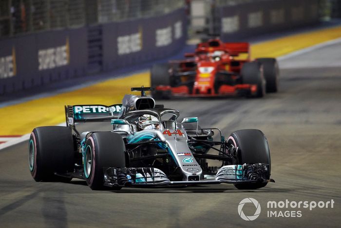 Lewis Hamilton, Mercedes AMG F1 W09 EQ Power+, por delante de Sebastian Vettel, Ferrari SF71H