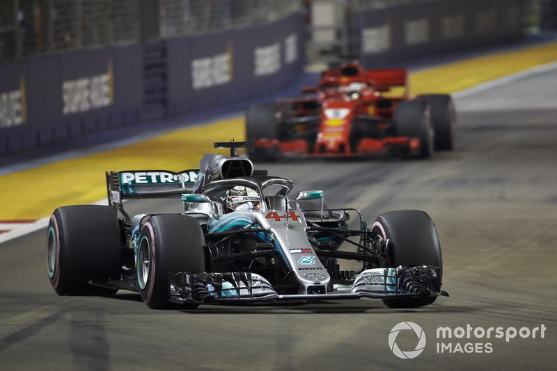Sebastian Vettel denkt dat Lewis Hamilton spelletjes speelt en een draai geeft aan zijn boodschappen over de bandenslijtage.
