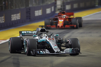 Lewis Hamilton, Mercedes AMG F1 W09 EQ Power+, devant Sebastian Vettel, Ferrari SF71H
