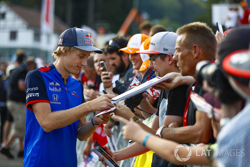 Brendon Hartley, Toro Rosso, signs autographs for fans