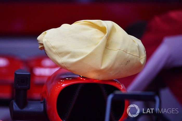 Ferrari SF71H con la cubierta en la cámara