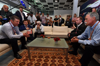 Dmitry Kozak, Rusya Başkan Vekili, Sergey Vorobyev, Sochi Autodrom Genel Müdür Vekili, Bernie Ecclestone ve Chase Carey, CEO, Formula One Group