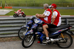 Casey Stoner, Ducati Team mira las pruebas