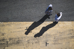Toto Wolff, Mercedes AMG F1 accionista y Director Ejecutivo, con Gary Paffett, piloto de pruebas de