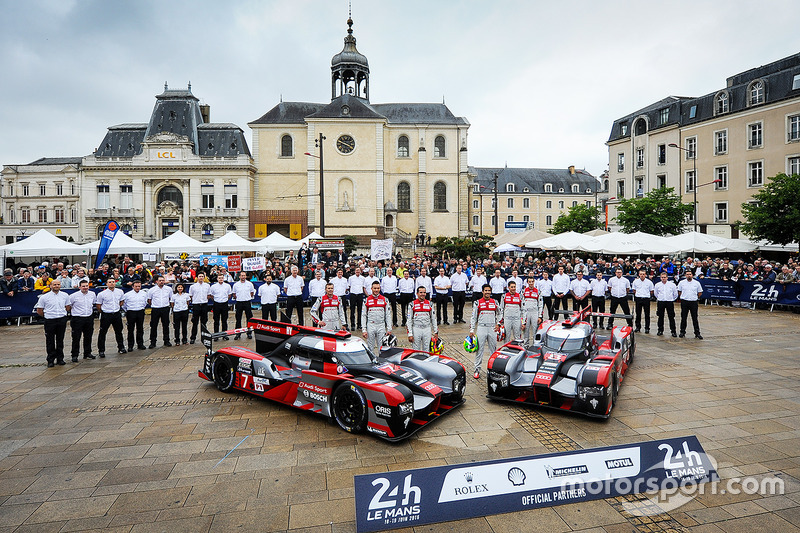 #7 Audi Sport Team Joest Audi R18: Marcel Fassler, Andre Lotterer, Benoit Tréluyer, #8 Audi Sport Te