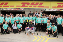 Race winner Lewis Hamilton, Mercedes AMG F1 celebrates with the team