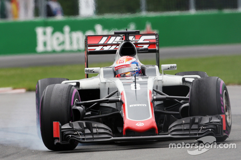 Romain Grosjean, Haas F1 Team VF-16 locks up under braking