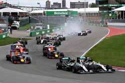 Nico Rosberg, Mercedes AMG F1 W07 en Lewis Hamilton, Mercedes AMG F1 W07 bij de start met Daniel Ric